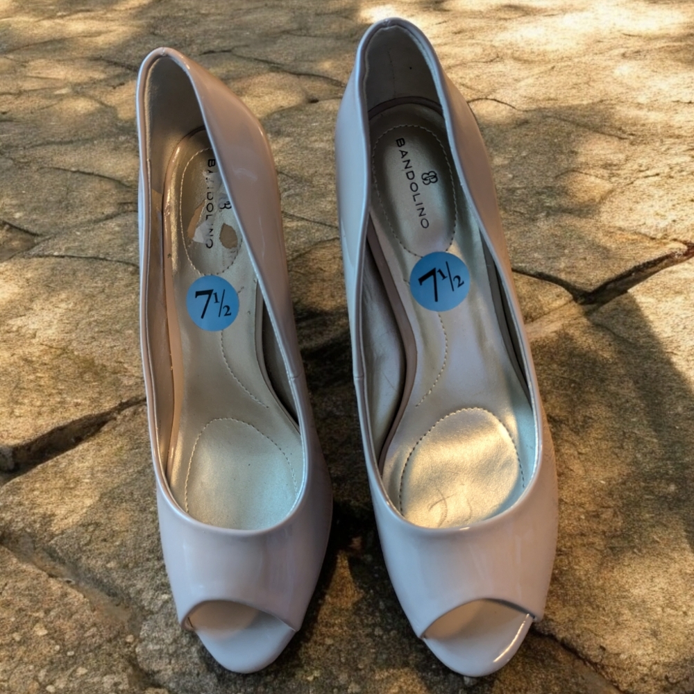 Bandolino nude, beige peep toe heels size 7 1/2, New without box, see notes